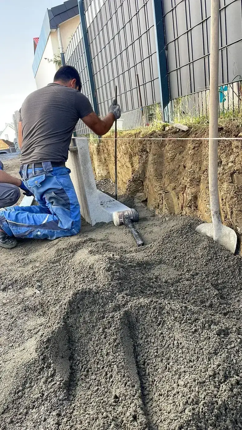 Aushub einer Gartenfläche mit Schubkarre und Werkzeug