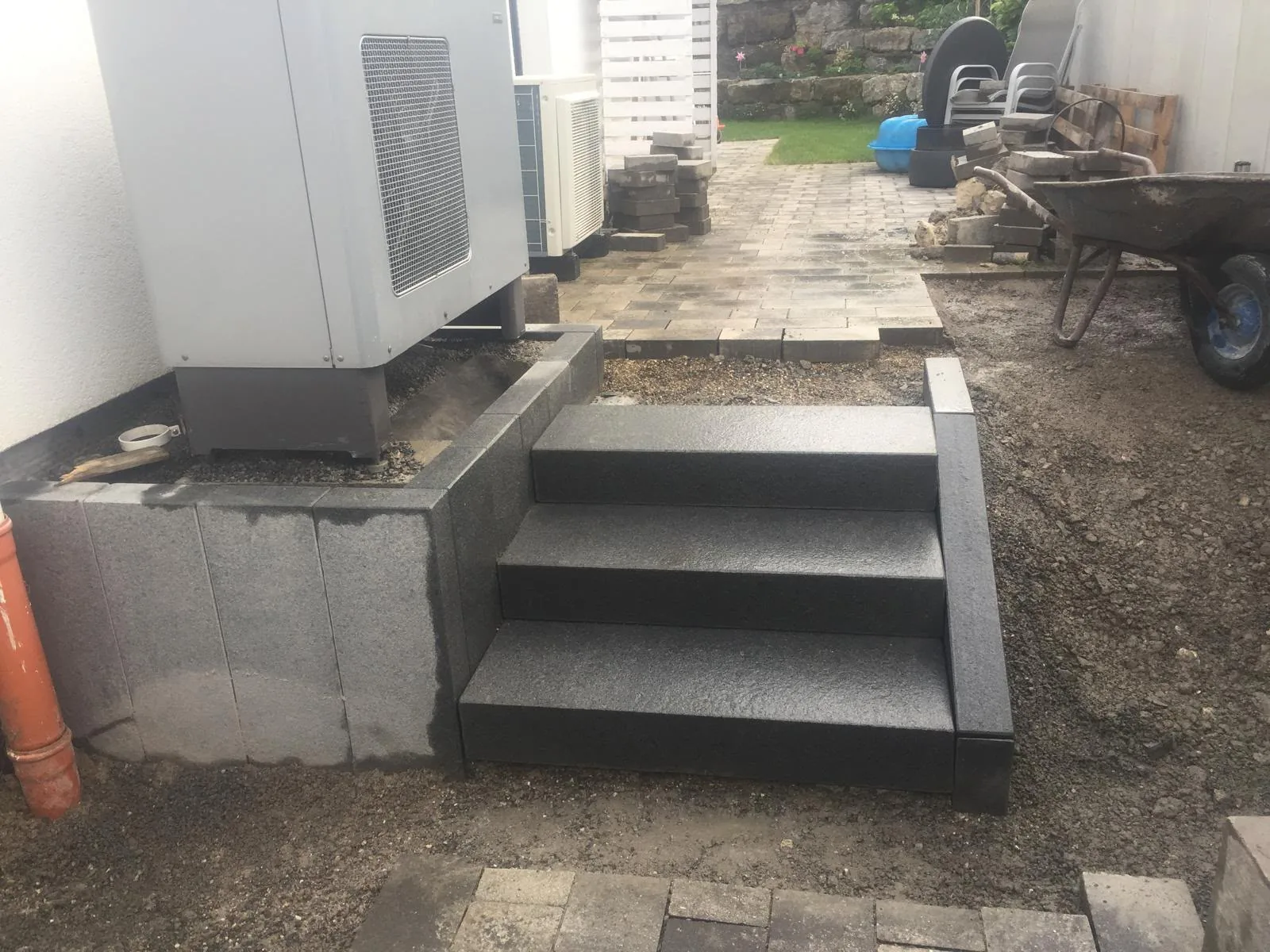 Dunkle Granit-Blockstufen als neue Gartentreppe