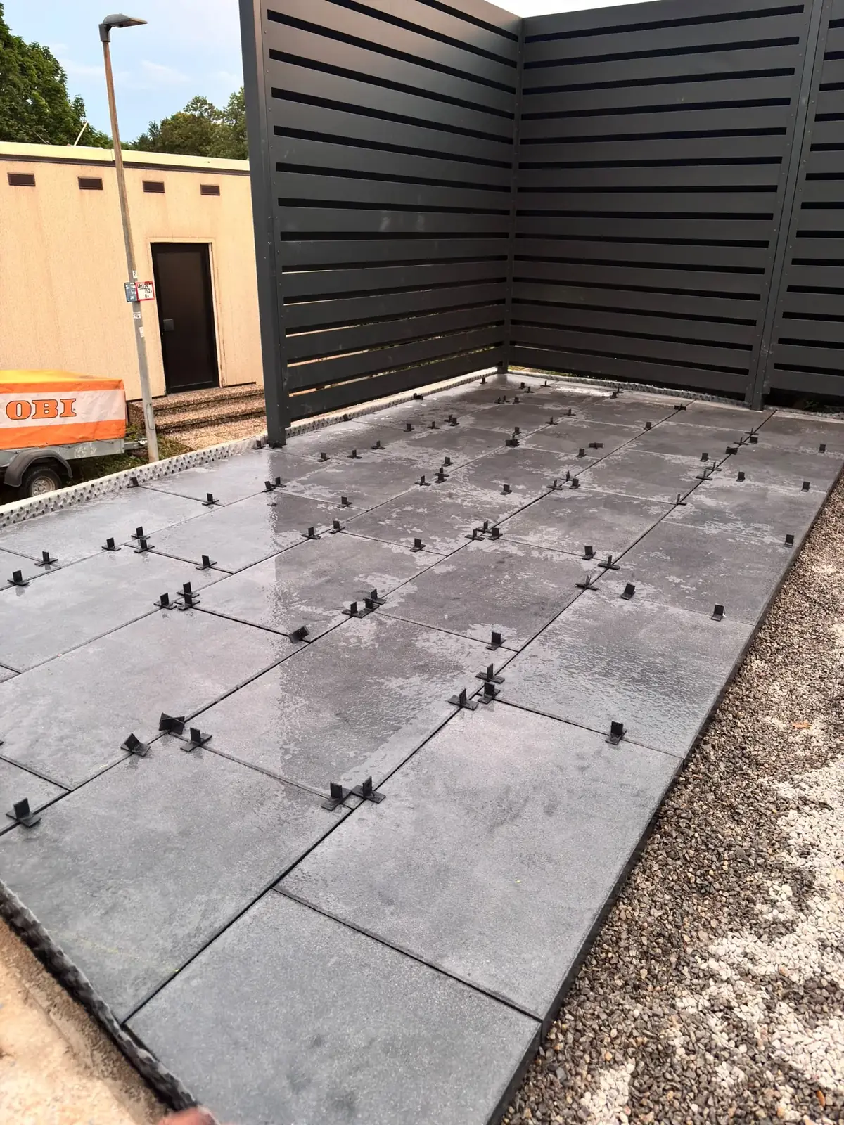 Verlegung von Terrassenplatten auf Stelzlagern