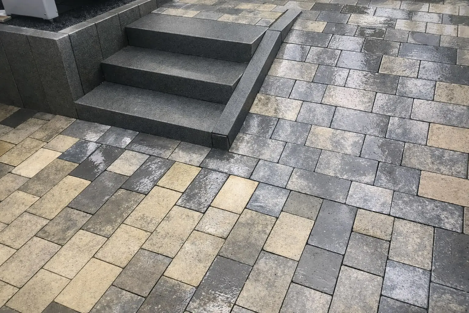 Neue Treppe mit Pflasterfläche aus hellem und anthrazitfarbenem Pflaster