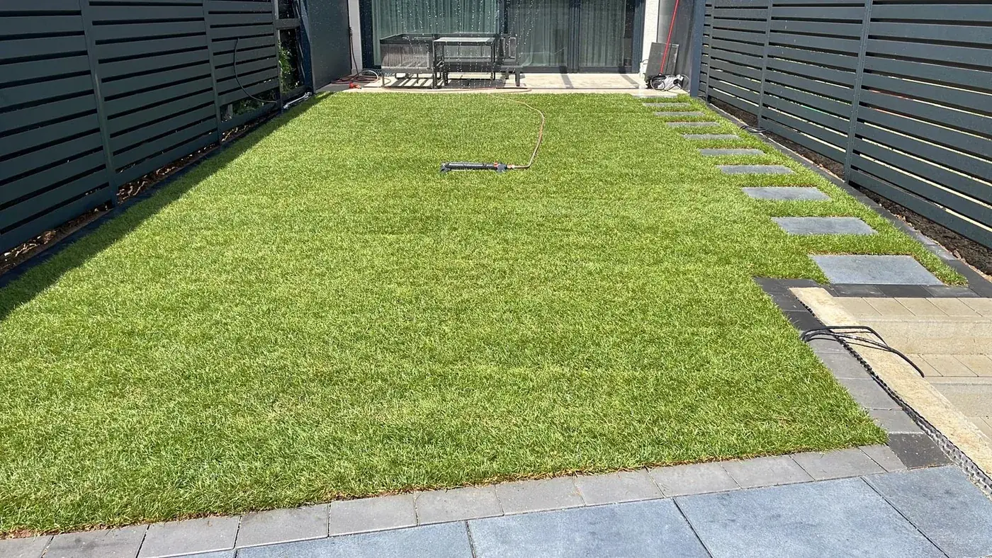 Nachher: Fertig angelegter Garten mit frischem Rollrasen