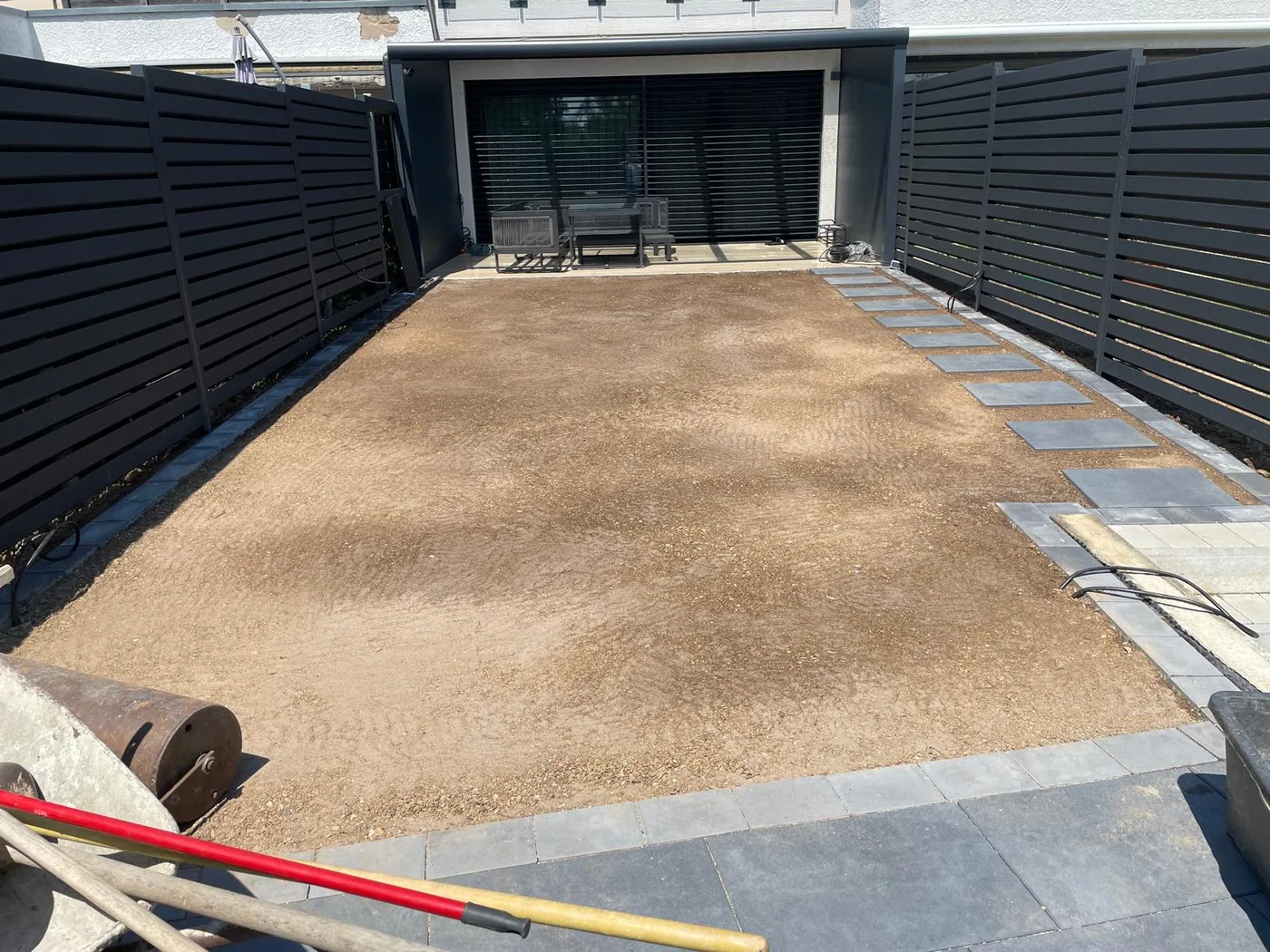 Vorher: Gartenfläche mit offenem Erdboden